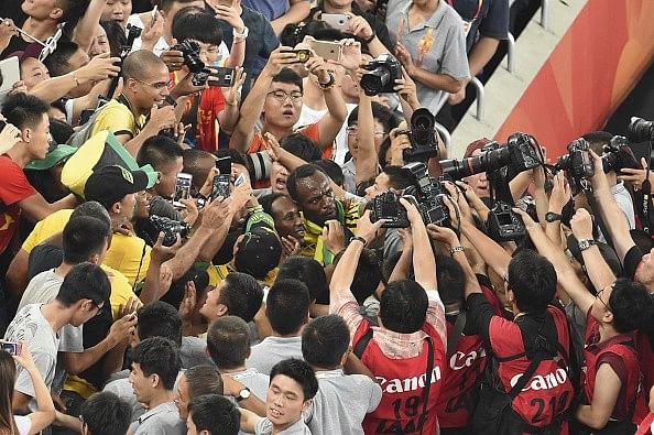 Video: Usain Bolt's fall after his 200m victory