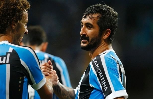 Video: Gremio midfielder Douglas dos Santos disgraces his team by urinating on the pitch