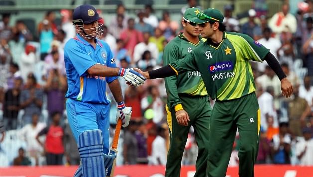 Page 4 - 5 instances when Dhoni rescued India in the first innings of an ODI