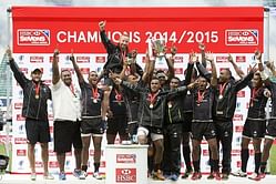 Video: Fiji Rugby seven team helps an ill woman and distribute lunch on a flight