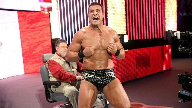 Video: Alberto Del Rio attacked by a fan in Puerto Rico
