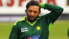 Fan pays for Shahid Afridi's meal after cricketer forgets to change currency at airport
