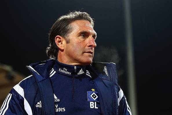 Hamburg coach Bruno Labbadia extends his contract for another year until June 2017
