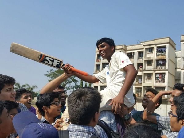 Sachin Tendulkar gifts his autographed bat to Pranav Dhanawade
