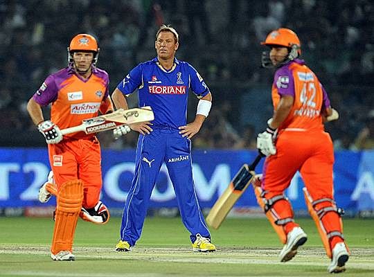 Shane Warne builds up excitement for Cricket All-Stars 2016, Brad Hodge asks to feature
