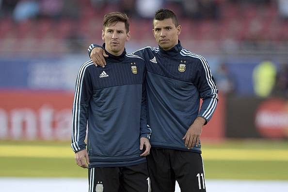 Sergio Aguero trying to convince Lionel Messi to join Manchester City