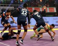 Rohit Kumar of Patna Pirates evades the tackle from Bajirao Hodage to return safely to his half in match 29 of the Star Sports Pro Kabaddi season 3 in Patna