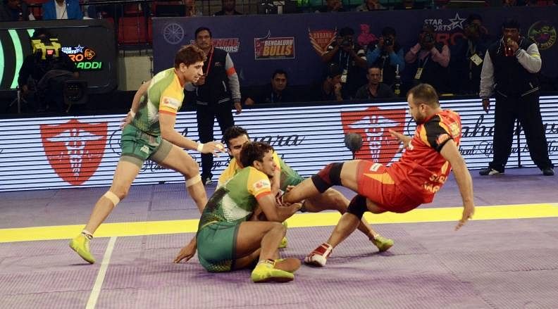 Surjeet Narwal escaping from the clutches of Sandeep Narwal