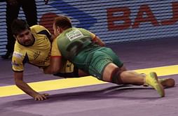 Telugu Titans keep semis hopes alive with 42-41 win