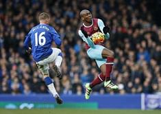 West Ham late show sinks 10-man Everton