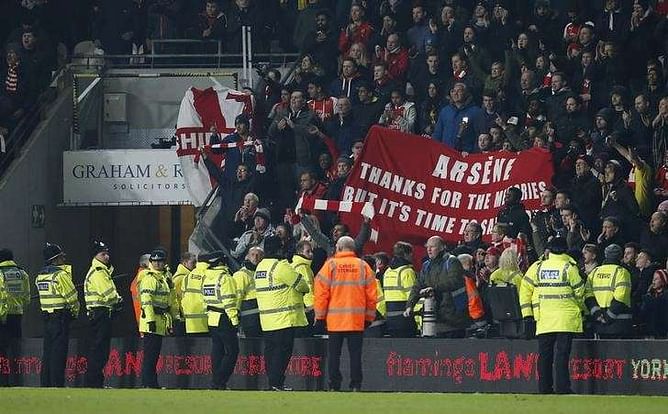 Wenger brushes off fan banner urging him to quit