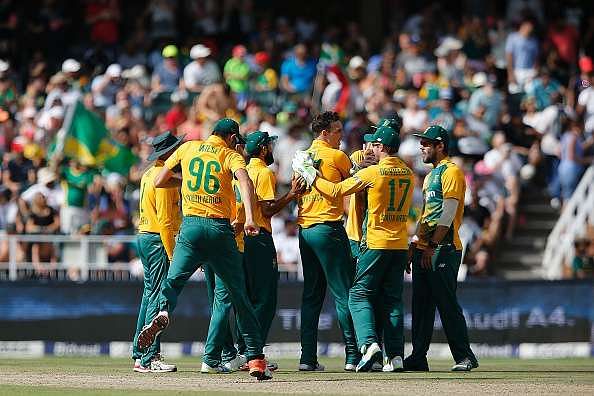 South African players celebrate a wicket during the second T20I against Australia