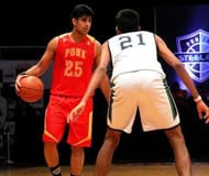Narender Grewal of Pune Peshwas takes on the defence of Arjun GK of Chennai Slam