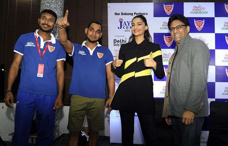 Sonam Kapoor Ravinder Pahal Kashiling Adake Dabang Delhi Pro Kabaddi