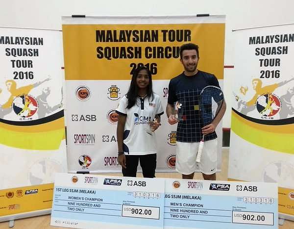 Sivasangari Subramaniam (left) and Vikram Malhotra with their trophies at Melaka on thursday (image courtesy: Squash Site)