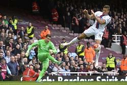 Gayle earns Palace 2-2 draw at 10-man West Ham