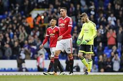 Tottenham blow away Manchester United to maintain title hopes