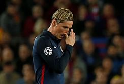 Torres protests Barcelona red card