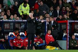 10-man Everton hold out for point at Palace