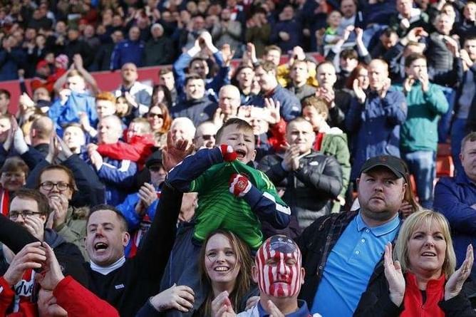 Last-gasp Defoe boosts battling Sunderland
