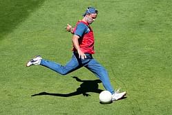 Ab De Villiers and rest of the RCB squad play a game of 'keepy uppy'