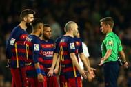 Referee crowded by Barcelona players