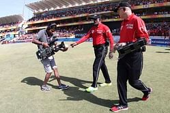 IPL 2016: Umpire Bruce Oxenford walks out wearing a hand shield