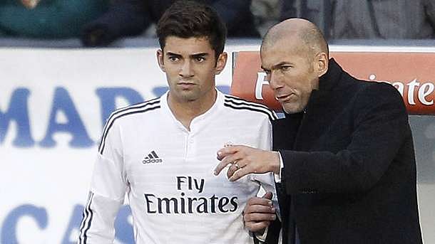 Zinedine Zidane gives instructions to his son Enzo during a Real Madrid Castilla match