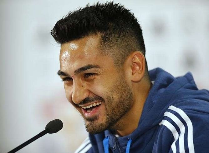 Dortmund's Guendogan suffers knee injury in training