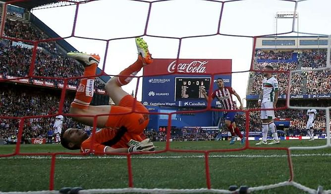 Granada won't lie down against Barca, says keeper Fernandez