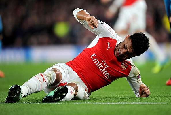 Knee injury forces Alex Oxlade-Chamberlain out of Euro 2016