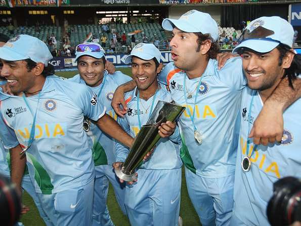 Joginder Sharma (2L) and MS Dhoni (R) celebrating after winning the inaugural World T20&nbsp;
