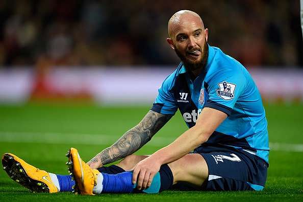Stoke City midfielder Stephen Ireland suffers broken leg in training