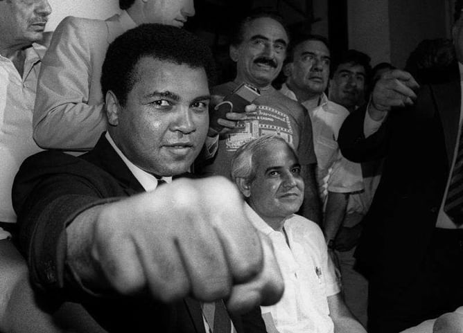Boxing great Muhammad Ali near death in Arizona hospital - source