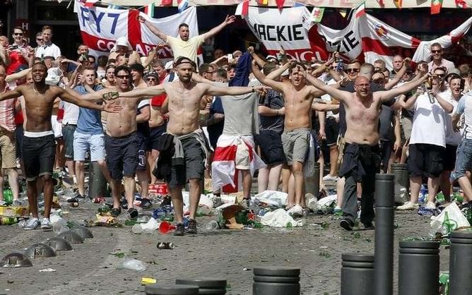 England fans clash with police in Marseille - TV