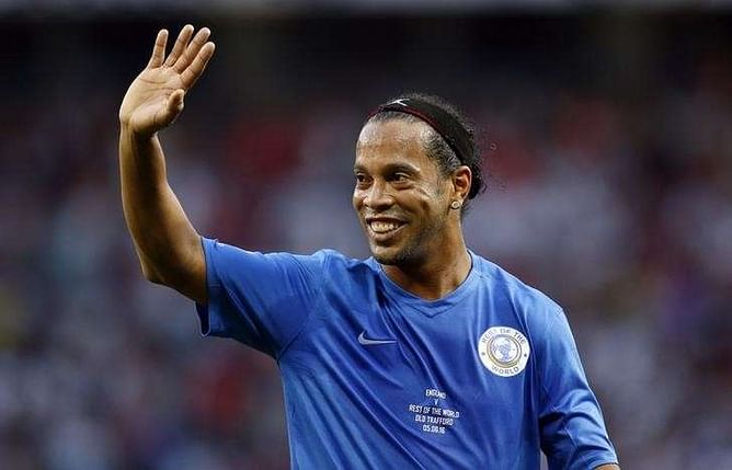 Oak tree sits in middle of soccer pitch, what would Ronaldinho do?