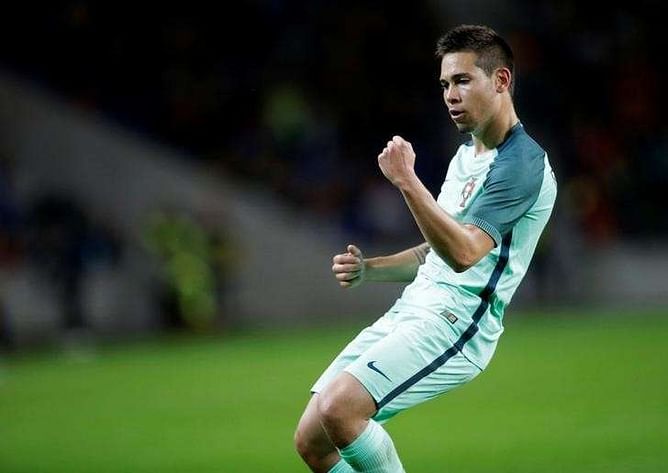 Dortmund sign defender Guerreiro on four-year deal