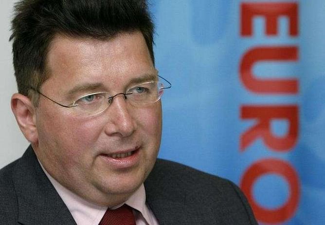 Euro 2016 tournament chief bemoans state of French pitches