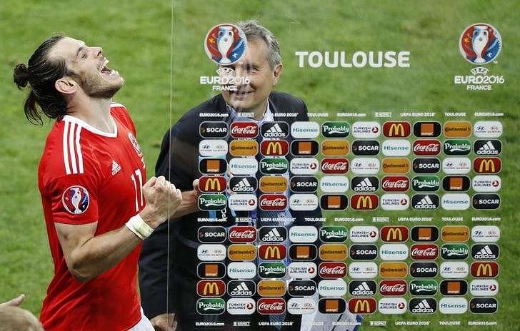Football Soccer - Russia v Wales - EURO 2016 - Group B - Stadium de Toulouse, Toulouse, France - 20/6/16 - Wales&#039; Gareth Bale celebrates after the match. REUTERS/Vincent Kessler