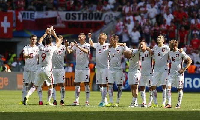 Poland beat Switzerland on penalties to reach quarters