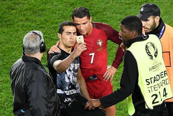 Euro 2016: Ronaldo shows his class by taking selfie with pitch invader after penalty miss against Austria