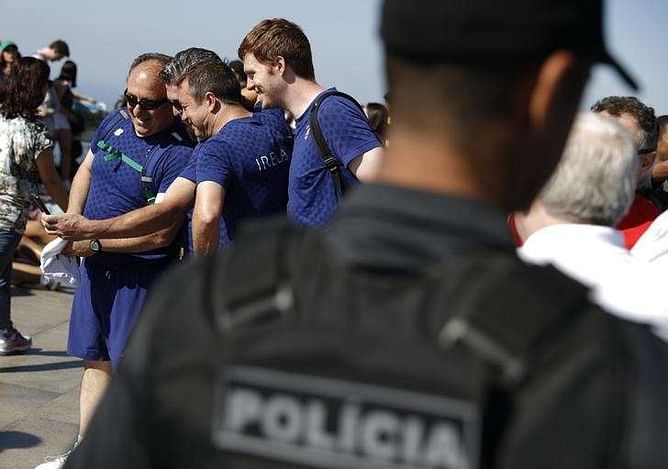 Rio scrambles to be ready as athletes, soldiers arrive
