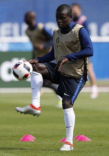 Kante a welcome selection headache for Chelsea manager Conte