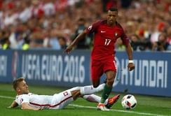 Valencia sign Portuguese winger Nani for three seasons
