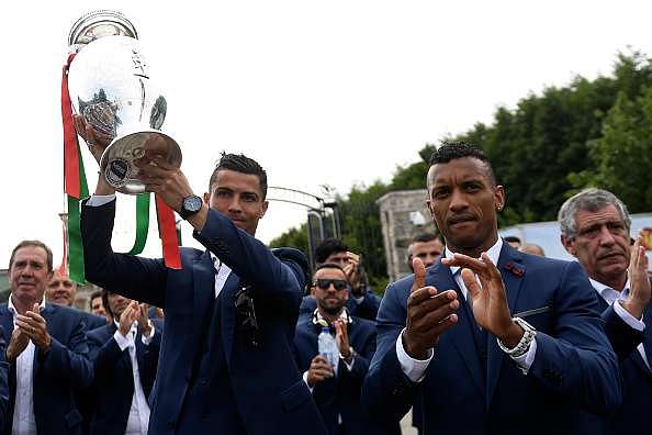 Cristiano Ronaldo gifts his Euro 2016 silver boot to Luis Nani