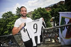Higuain arrives in Turin to huge welcome from Juventus fans