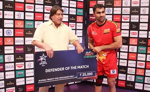 Mohit Chhillar receiving the âDefender of the Matchâ during PKL season 4