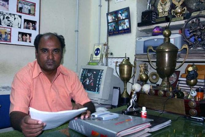 Sports minister calls on ailing Mohammad Shahid
