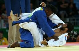 Refugee wins over fans in clash with world champion