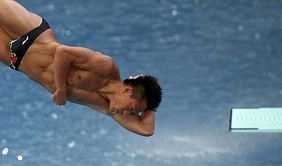 Winds help knock Chinese world champion out in preliminaries